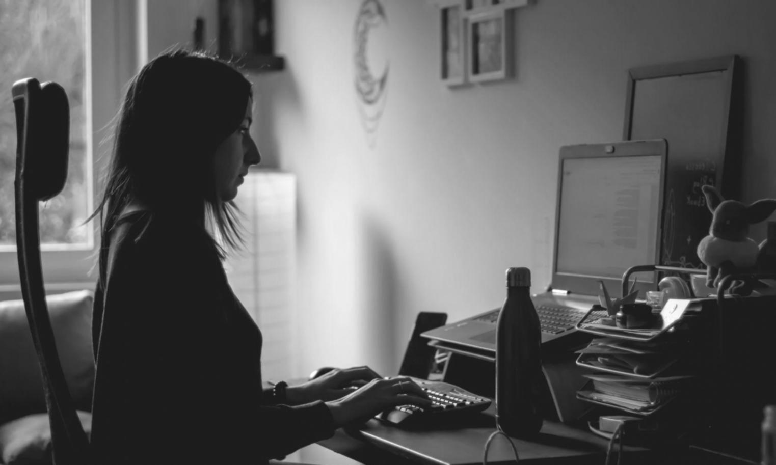 Moderne Büroumgebung mit Laptop