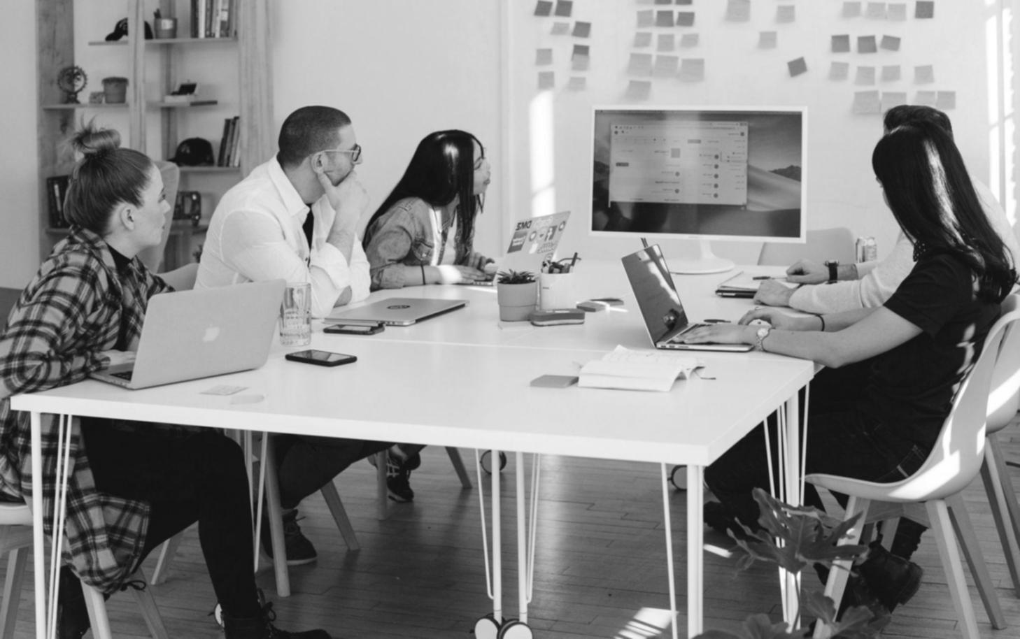 Teammitarbeiter bei der Auswertung von Finanzkennzahlen