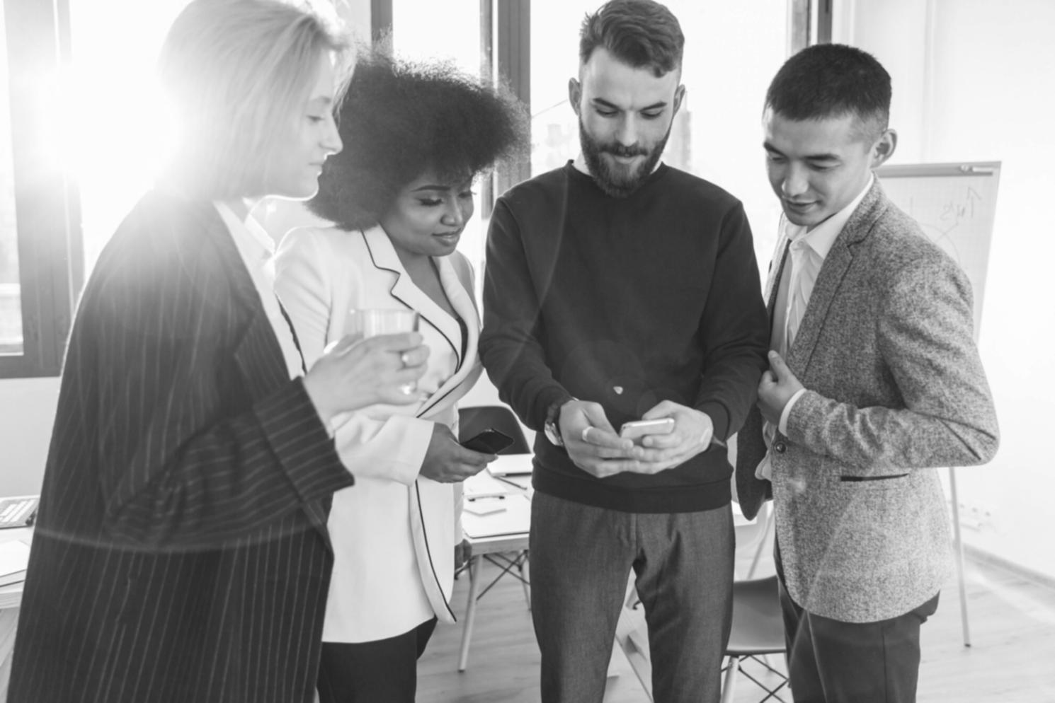 Team bei der Bearbeitung von Kundenanfragen