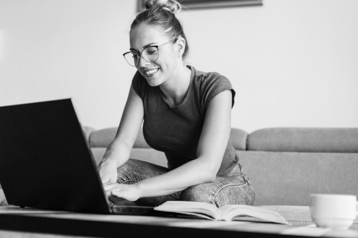 Lernende arbeiten gemeinsam an Finanzanalyse-Projekten